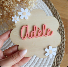 Charger l'image dans la galerie, Médaillon prénom acrylique 11cm - Couleurs à personnaliser - Format cake-topper possible - Envoi sous 3 jours