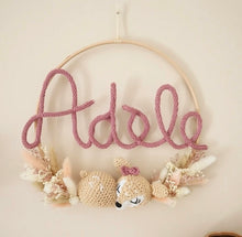 Charger l'image dans la galerie, Décoration prénom, animal crochet &amp; fleurs séchées - Grand modèle - Envoi sous 6-7 semaines